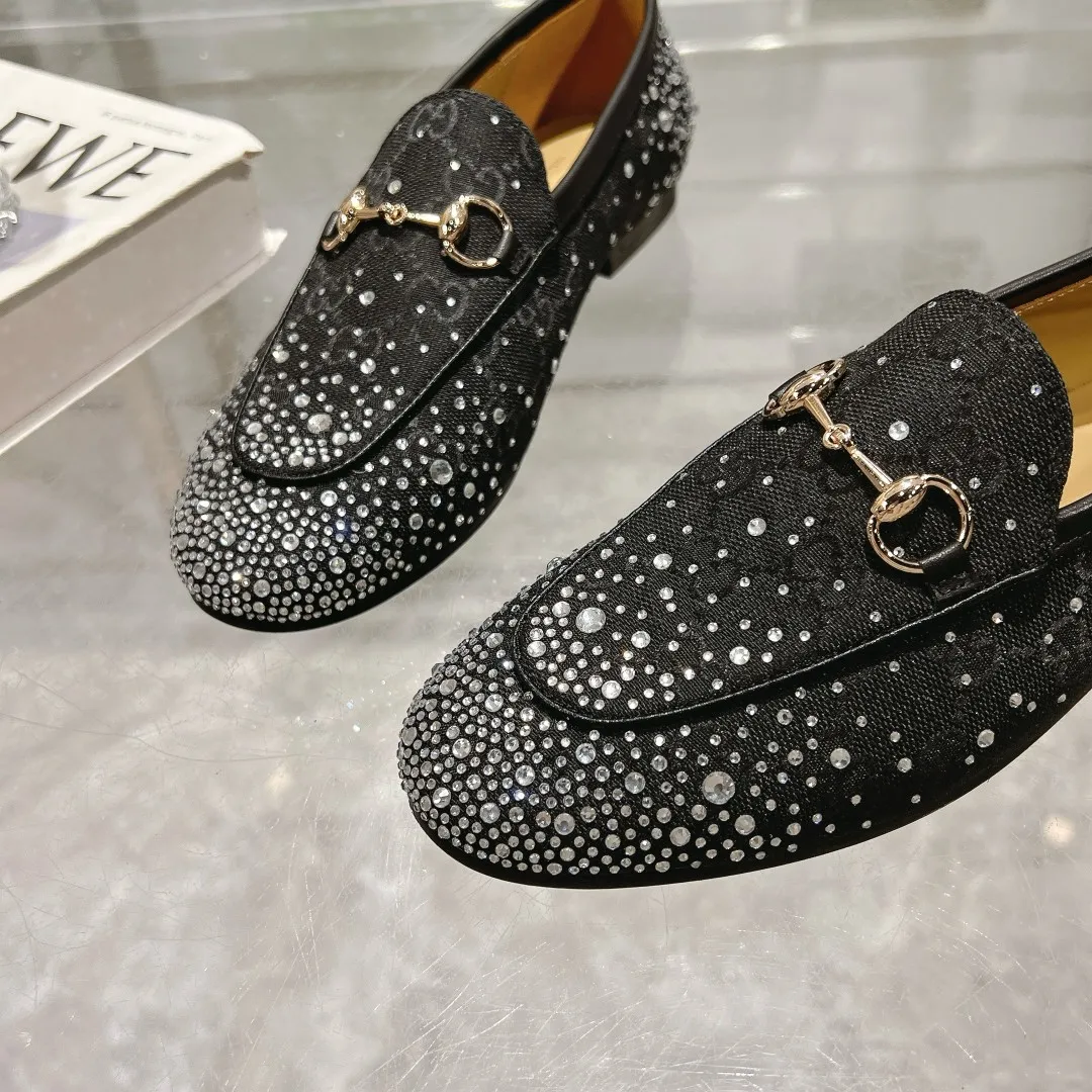 👟👟Ex-factory price 500👟👟 Genuine leather sole + 50 burgundy G diamonds (35-41) (41/42 customized) As an outstanding representative of Gucci’s design heritage, the Jordaan series of loafers with horsebit buckles vividly highlight the classic and elegant style. Crafted from the brand's signature monogram canvas, this shoe is timeless. Made from soft material and with a refined, smooth silhouette, these shoes are a perfect expression of everyday elegance. Gucci Angora Red GG Canvas Women Light Gold Tone Hardware Horsebit Faceted Crystal Detail Leather Sole Flat